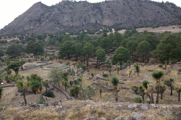 piramide cantona con montañas