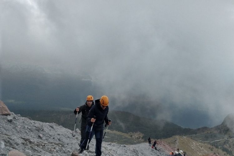 excursion malinche turistas con cascos de montaña