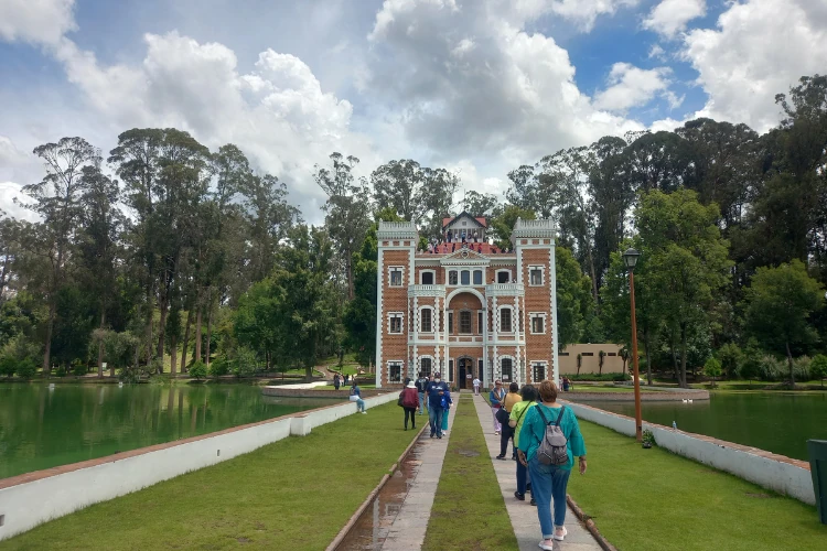 personas caminando en ex hacienda de chautla