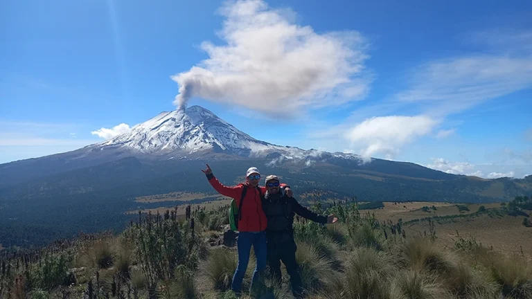 2 turistas en el mirador del nivel 1 ruta de senderismo en popocatepetl