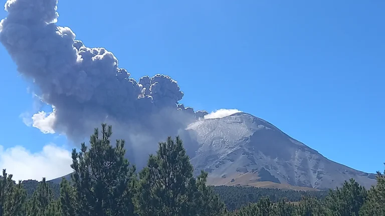 Gran fumarola saliendo del volcán Popocatépetl