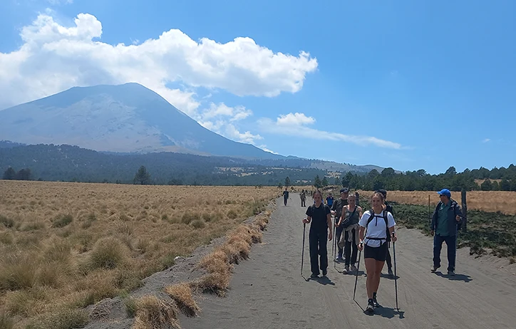 grupo de turistas caminando en sendero cerca del popocatepetl