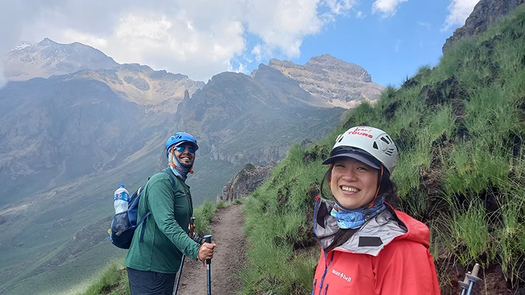 pareja de turistas sonriendo en el nivel 3 del tour iztaccihuatl que loco tours