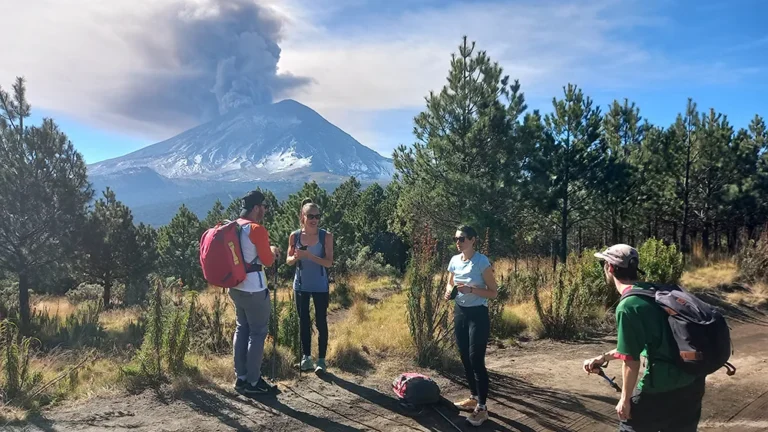 cuatro personas caminando en un tour al volcan popocatepetl