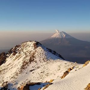 Vista del volcán Popocatépetl desde la cima nevada del Iztaccíhuatl