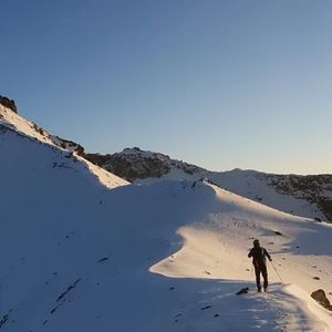 Montañista caminando en la nieve durante el amanecer en el Iztaccíhuatl