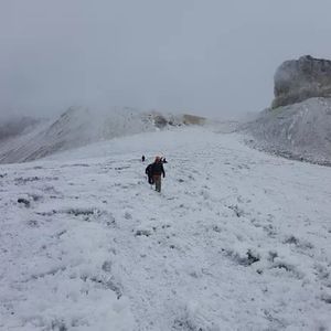 Excursionista avanzando en condiciones de nieve y neblina en el Iztaccíhuatl