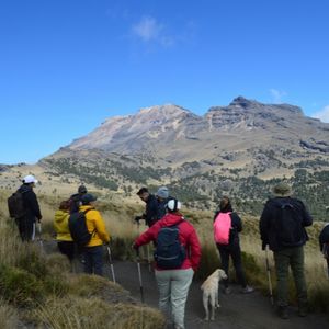 Grupo de excursionistas iniciando la caminata en el volcán Iztaccíhuatl