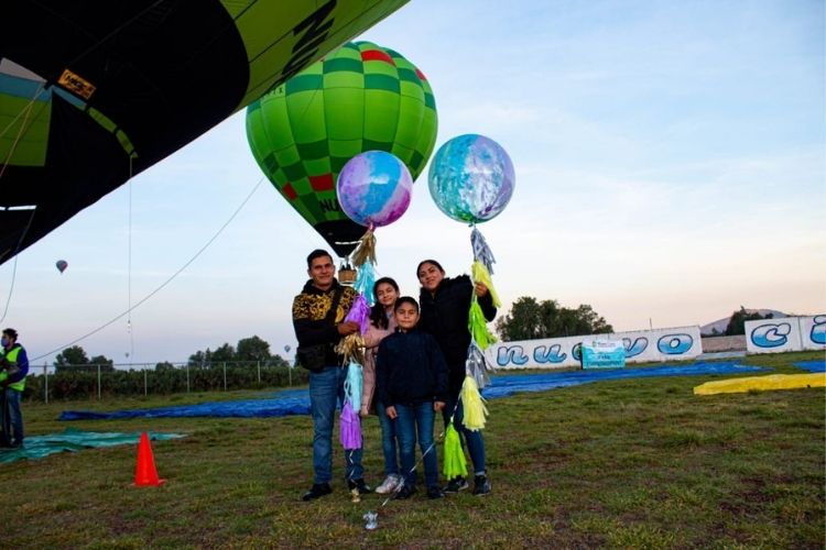 hot air balloon over teotihuacan