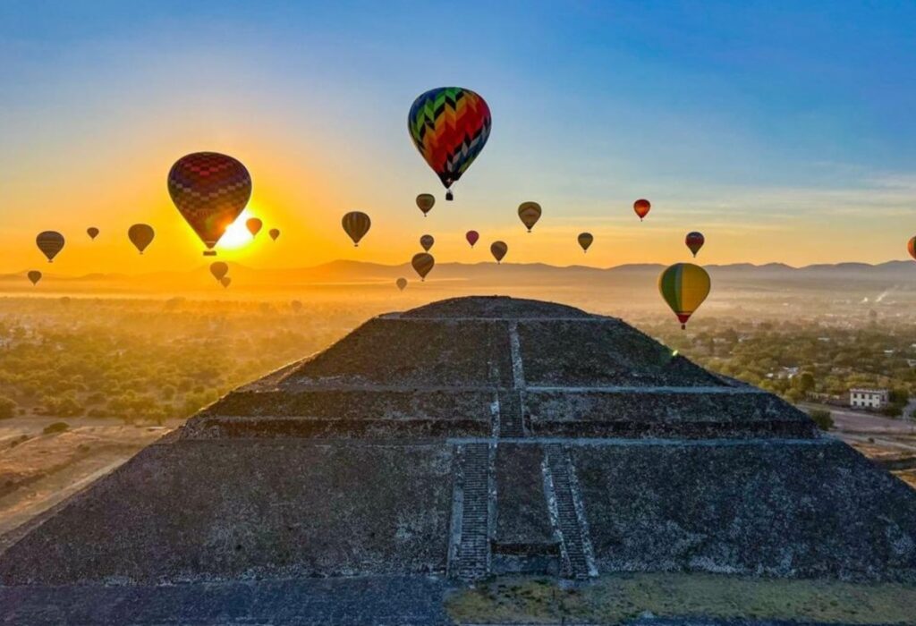 Vista de la Pirámide del Sol desde un globo aerostático