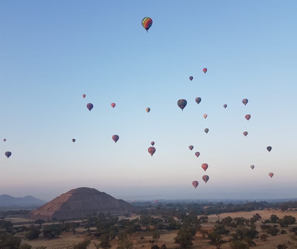 Vuelo en globo aerostático sobre la Pirámide del Sol en Teotihuacán