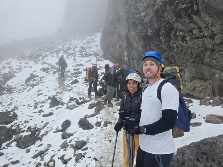 Climbers ascending the snowy slopes of Iztaccíhuatl, demonstrating the hike's difficulty.