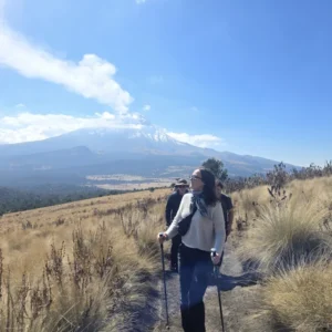 Senderista en el Iztaccíhuatl con vista panorámica al Popocatépetl