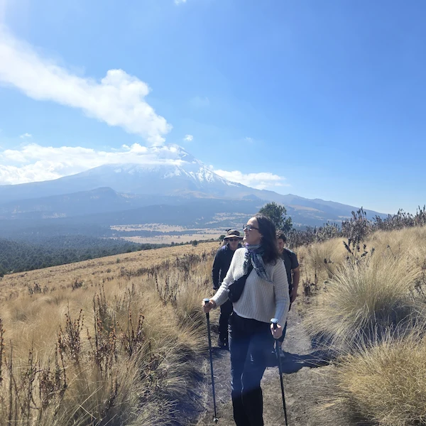 Senderista en el Iztaccíhuatl con vista panorámica al Popocatépetl