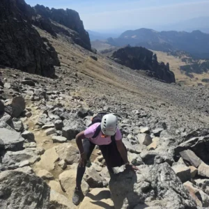 Excursionista con casco escalando rocas en el Iztaccíhuatl