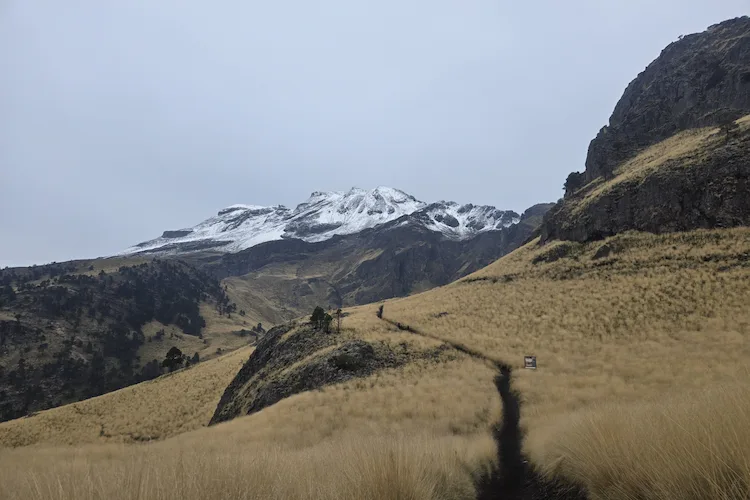 Paisaje nevado en las faldas del volcán Iztaccíhuatl