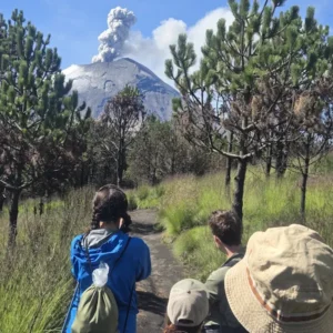 Excursionistas observando el volcán Popocatépetl en actividad desde el Parque Nacional Izta-Popo