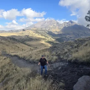 Excursionista avanzando por sendero en el volcán Iztaccíhuatl