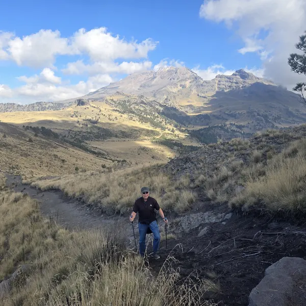 Excursionista avanzando por sendero en el volcán Iztaccíhuatl