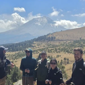 rupo de excursionistas con vista panorámica al volcán Popocatépetl