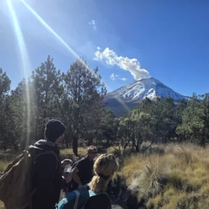 Excursionistas observando el volcán Popocatépetl en actividad