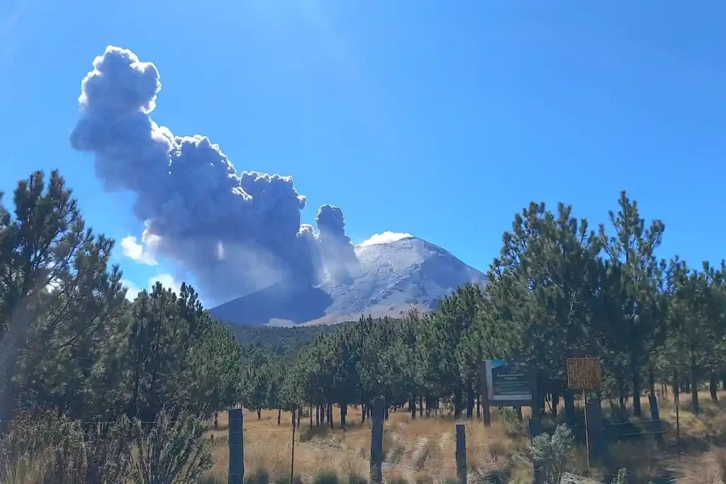 Active Popocatépetl volcano releasing smoke above Puebla, Mexico