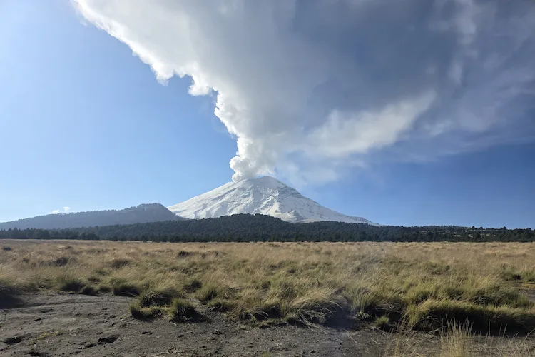 Volcán Popocatépetl en erupción visto desde el Parque Nacional Izta-Popo