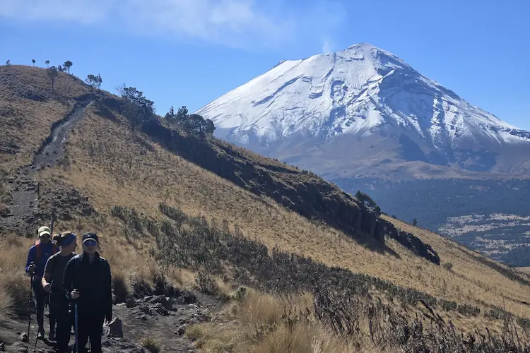 vista panorámica del volcán Iztaccíhuatl en un día despejado