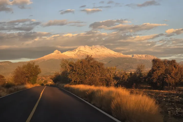 Carretera hacia el volcán Iztaccíhuatl iluminado por el amanecer