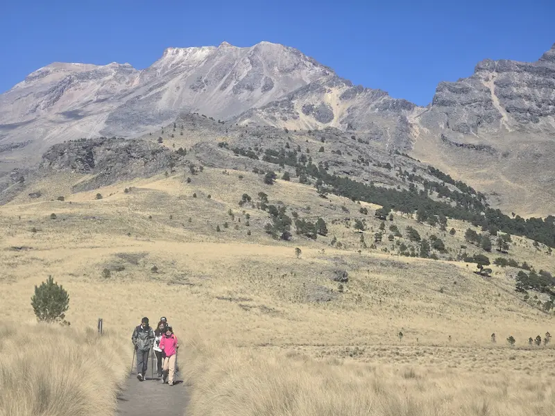 Discover the Iztaccíhuatl volcano with expert guides. Hiking routes for all levels with breathtaking views of Mexico’s iconic volcanoes.