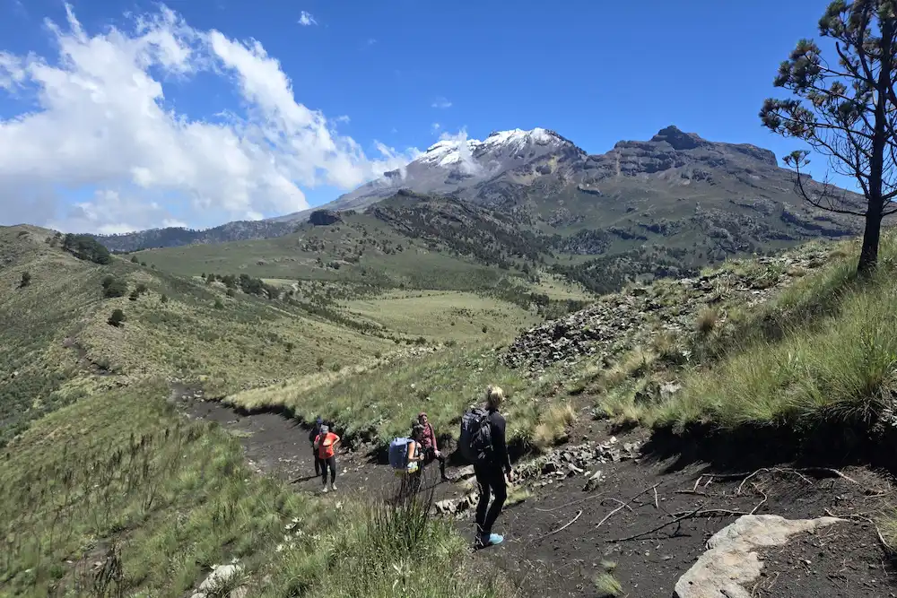 Caminata en el Iztaccíhuatl con vistas al Popocatépetl y senderistas en el sendero