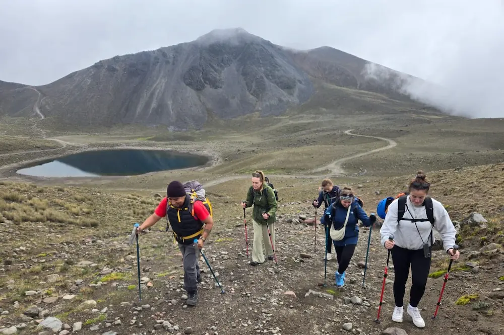 Grupo de senderistas en el Nevado de Toluca con vista a las lagunas del cráter
